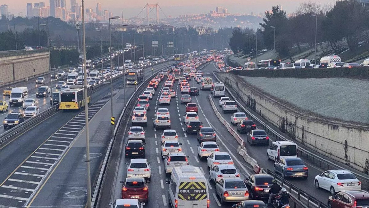 Sağanak yağışın hakim olduğu İstanbul'da trafik yoğunluğu
