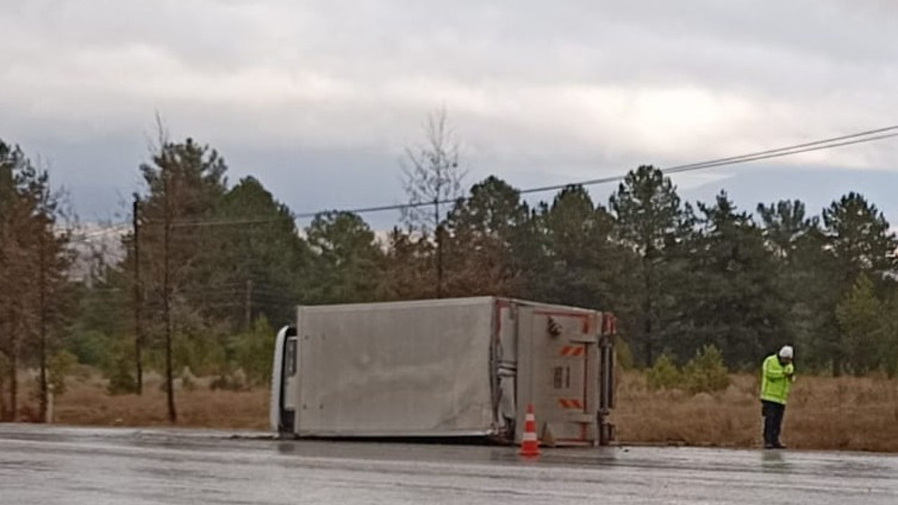 Devrilen kamyonetten burnu bile kanamadan çıktı!