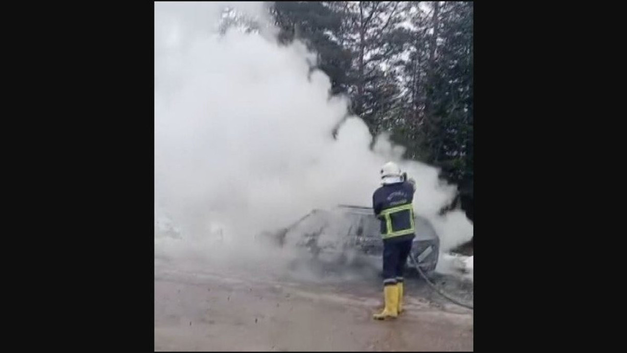 Sinop’ta park halindeki otomobil kül oldu