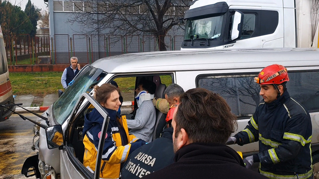 Bursa’da korkunç kaza! Minibüs TIR’a çarptı: 3 yaralı