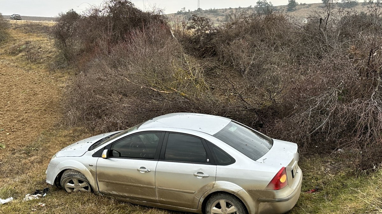 Virajı alamadı, tarlaya uçtu: 1'e bebek 3 yaralı