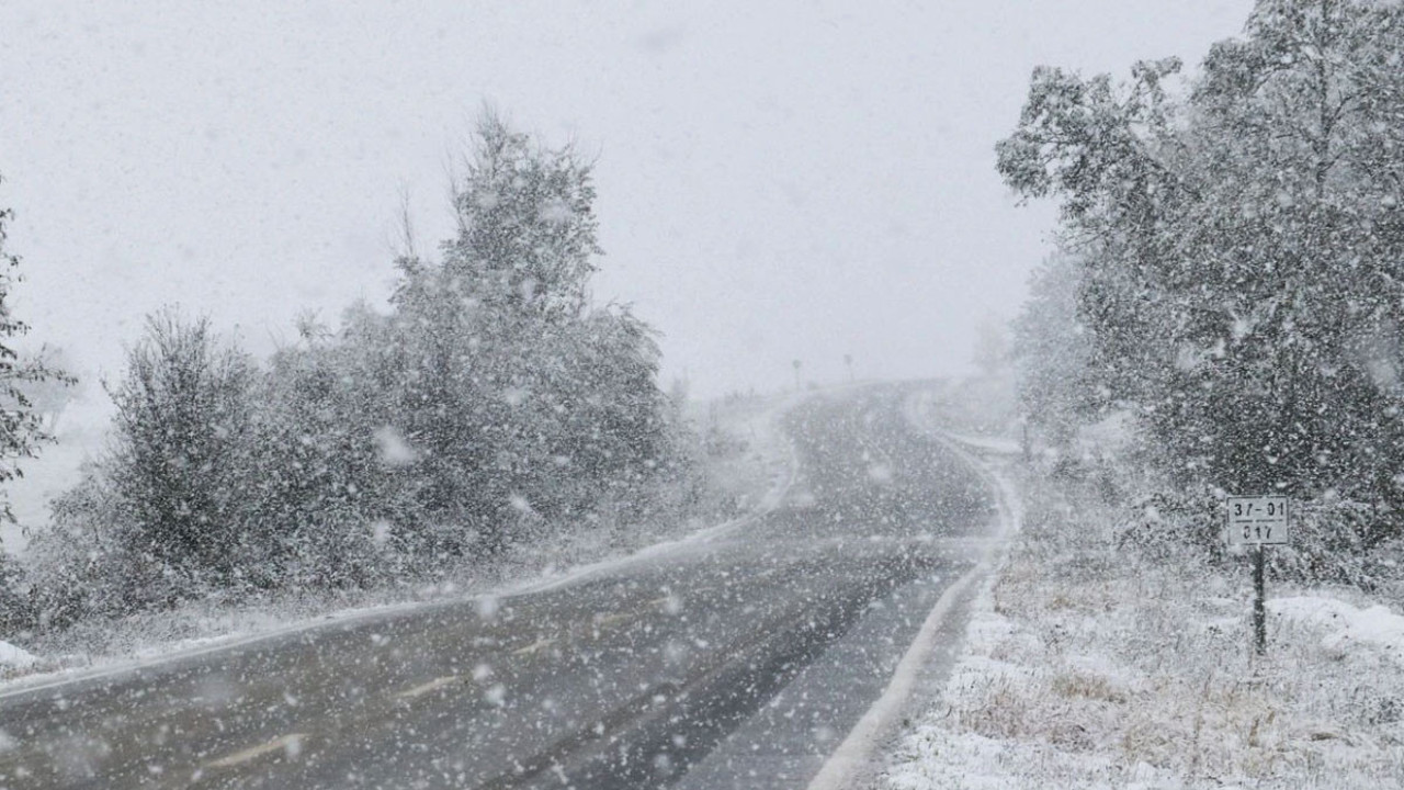 Kastamonu’da kar yağışı şehir merkezini beyaza bürüdü