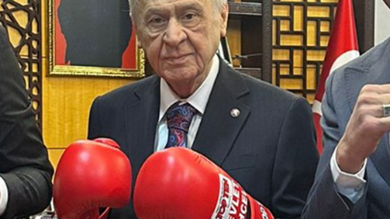 Devlet Bahçeli makam odasında boks eldiveni ile poz verdi