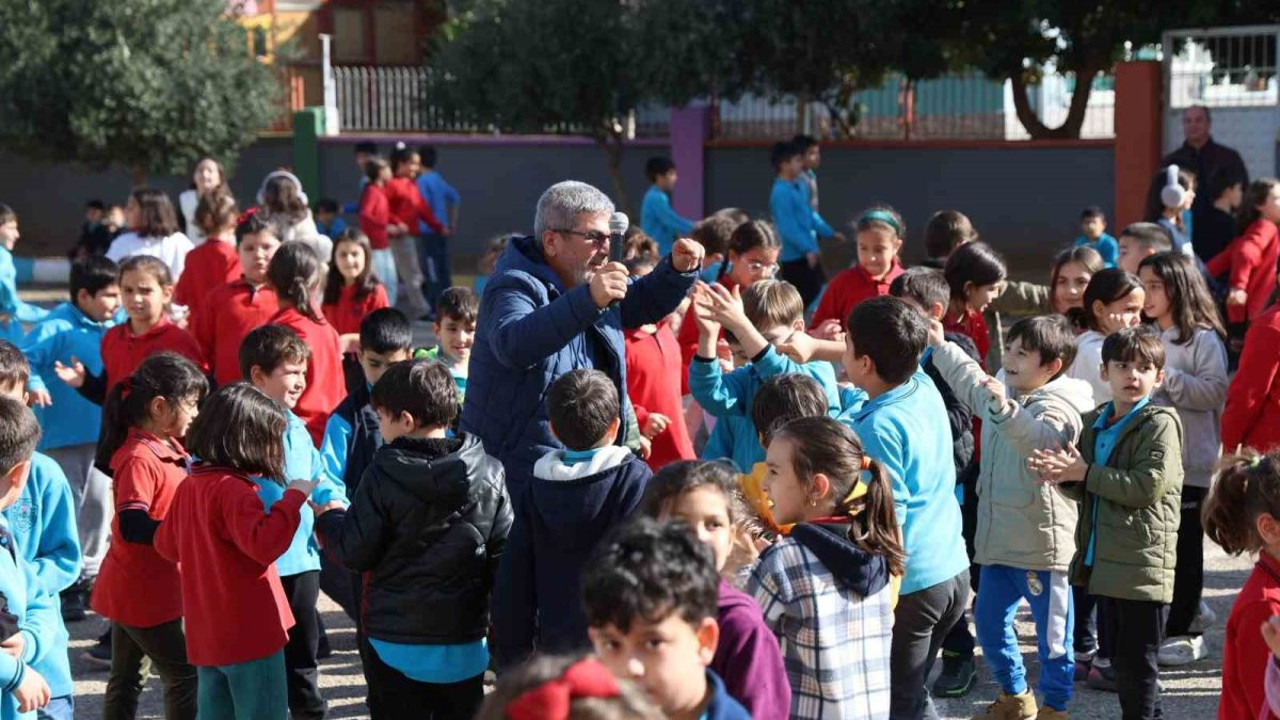 Adana'da öğrencilere davullu zurnalı eğlence