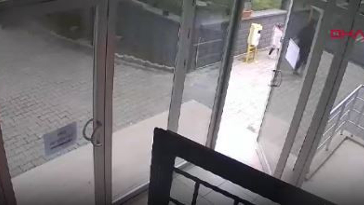 Nefes borusuna şeker kaçan öğrencisini Heimlich manevrası ile kurtardı