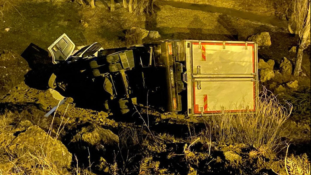 Virajı alamayan kamyon şarampole uçtu: 1 yaralı