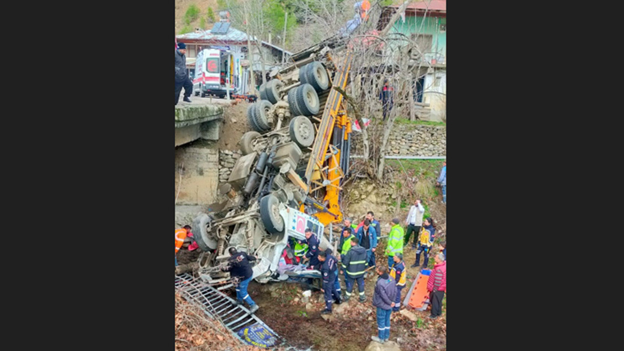 Adana’da TIR ırmağa düştü! 2 kişi yaralandı