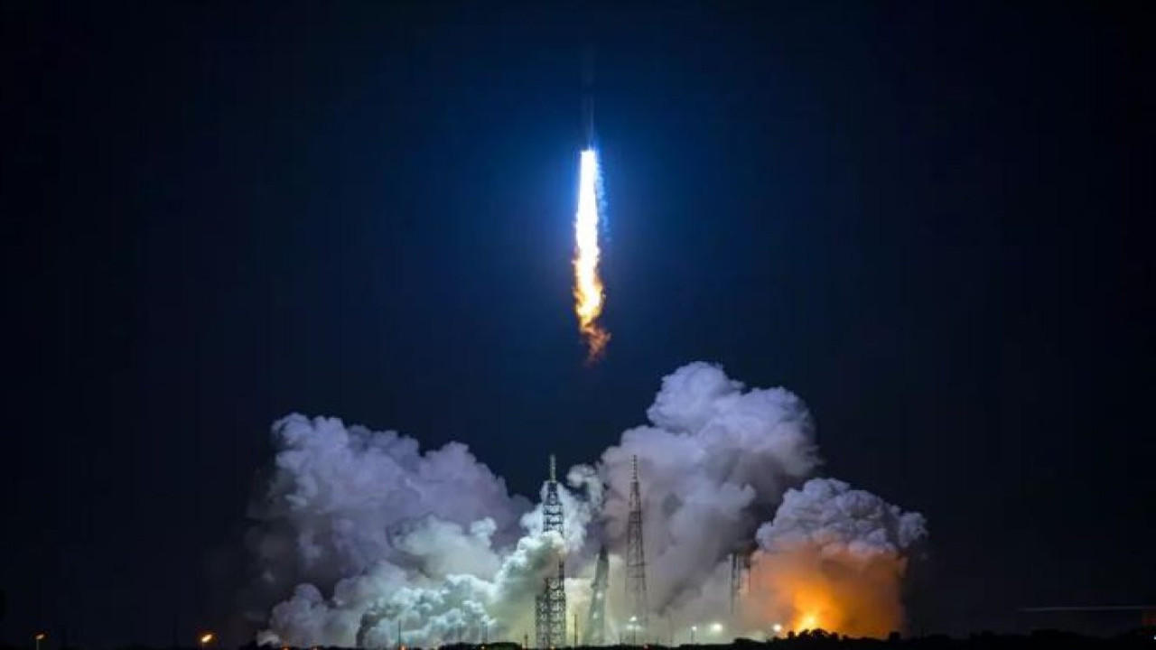 Jeff Bezos’un New Glenn roketi, uzaya fırlatıldı. Elon Musk'tan tebrik geldi