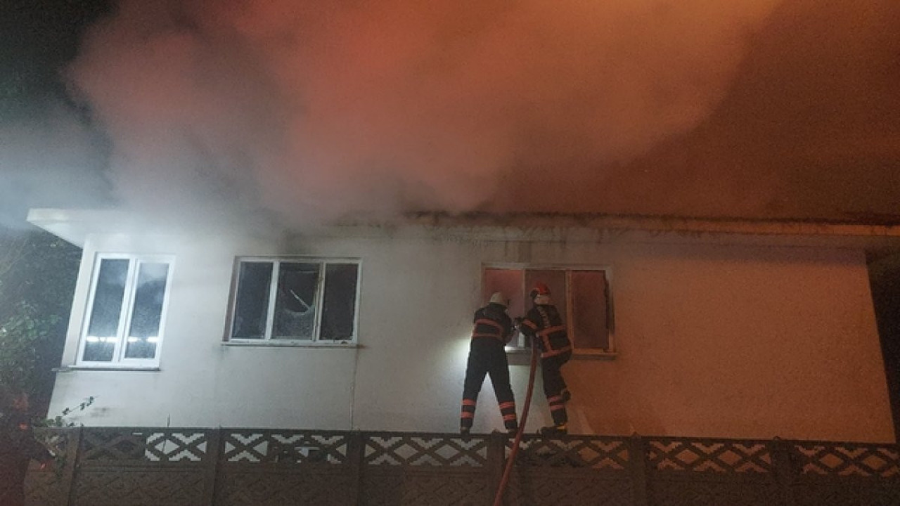 Tek katlı ev yangında küle döndü