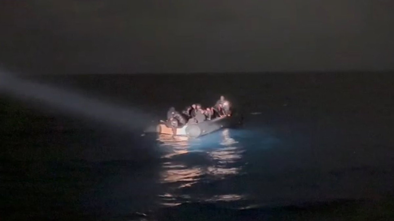 Lastik botta sürüklenen kaçak göçmenleri kurtarma operasyonu