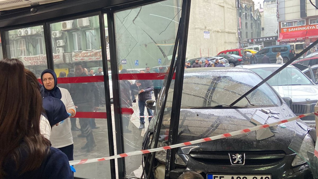 Samsun'da otomobil hastanenin acil servisine girdi