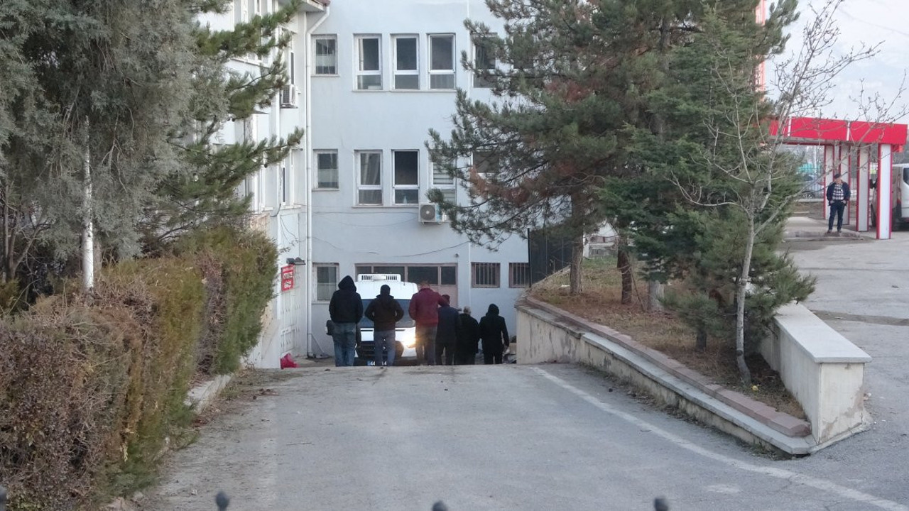 Misafirliğe geldiği evde yaşlı kadını bıçaklayarak öldürdü