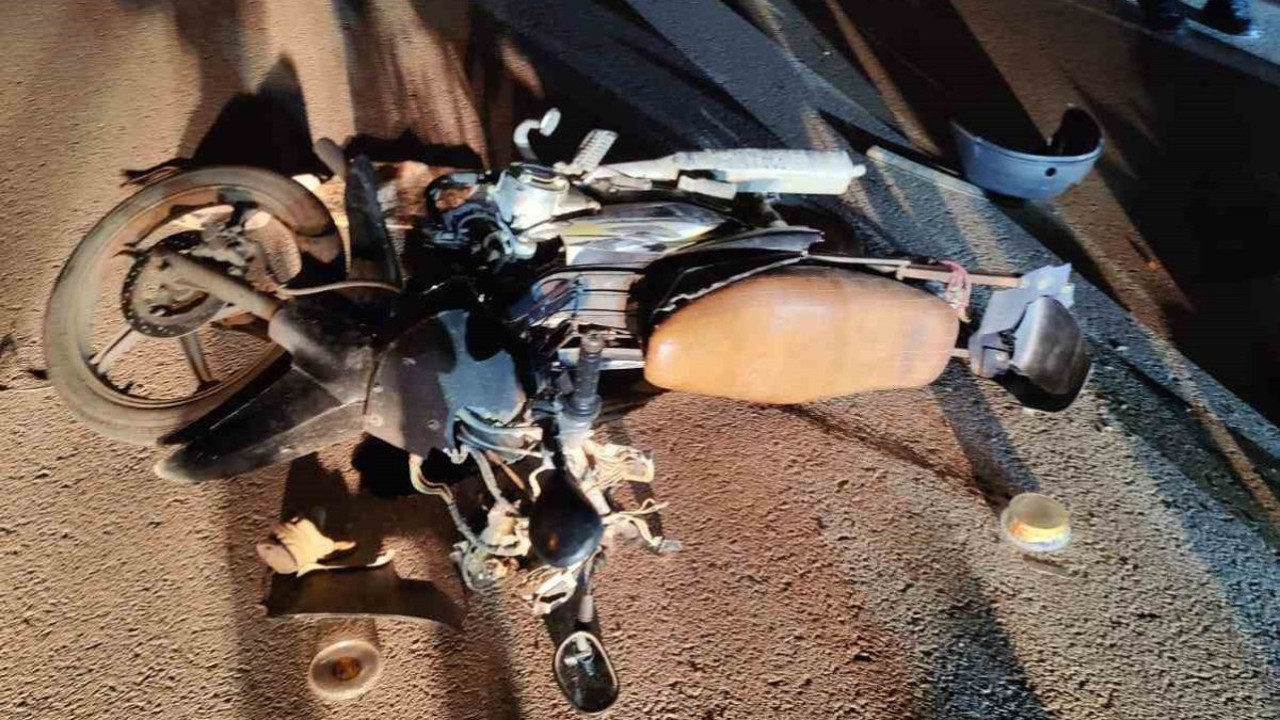 Motosiklet park halindeki otomobile çarptı: 1 yaralı