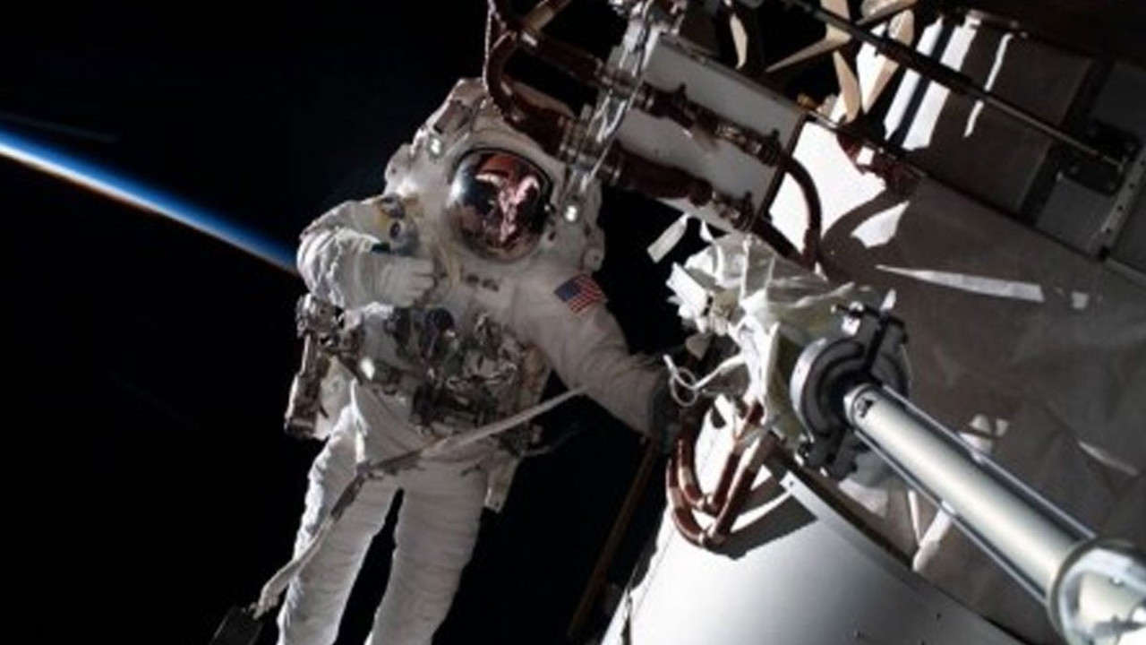 Uzayda mahsur kalan astronot yürüyüşe çıktı