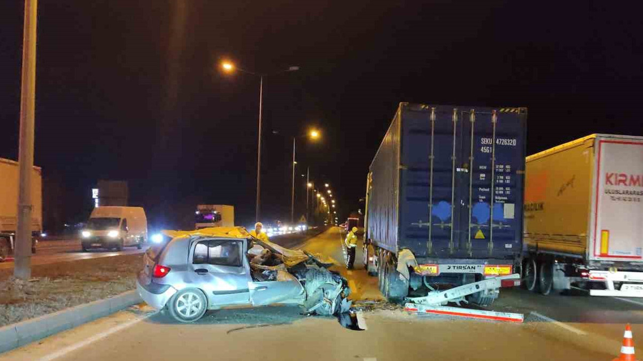 Eskişehir’de feci kaza! Orta şeritte arızalanan TIR’a çarptı
