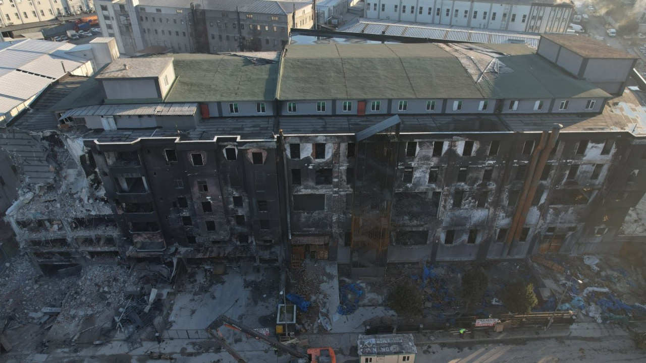 Plastik fabrikası günlerce yanmıştı şimdi yıkımına başlandı