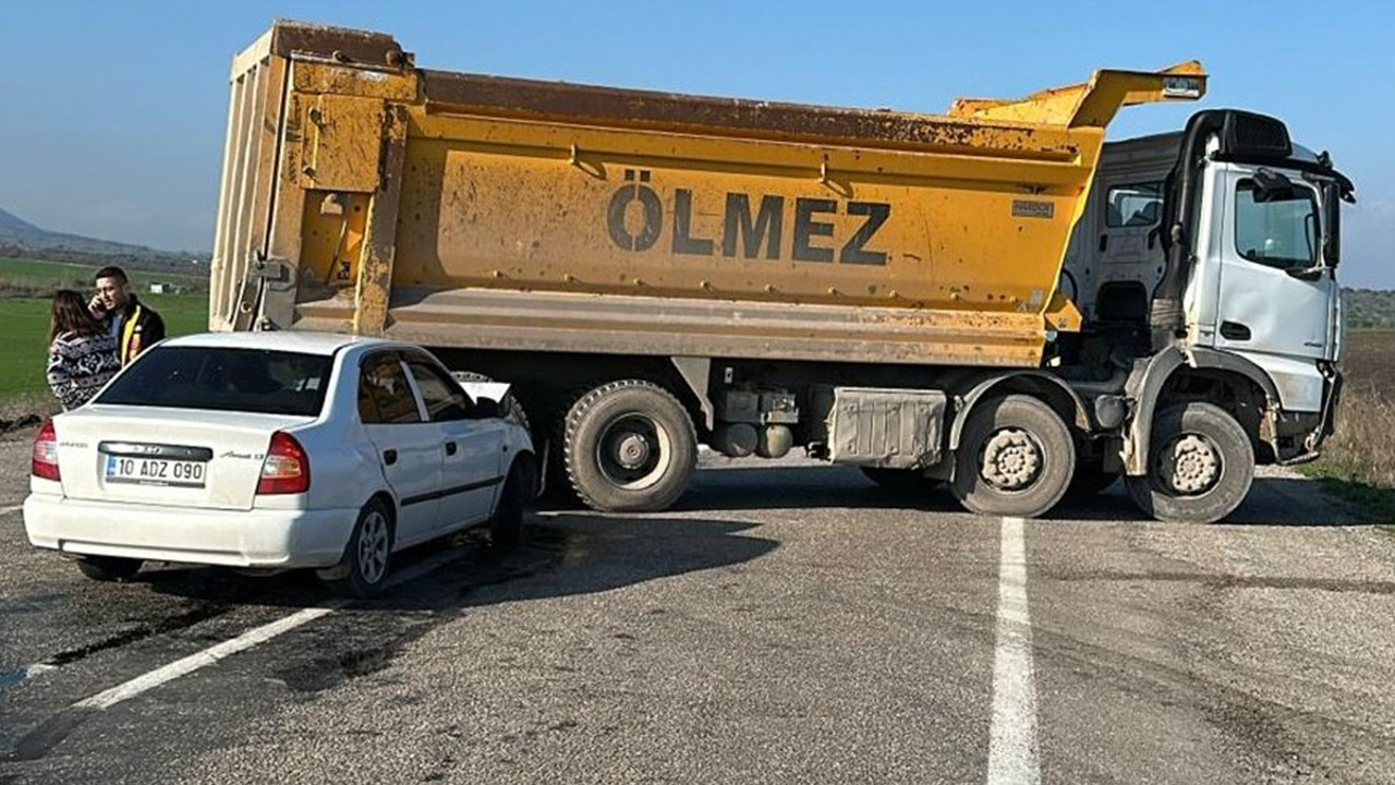 Balıkesir’de feci kaza! Otomobil kamyonun altına girdi