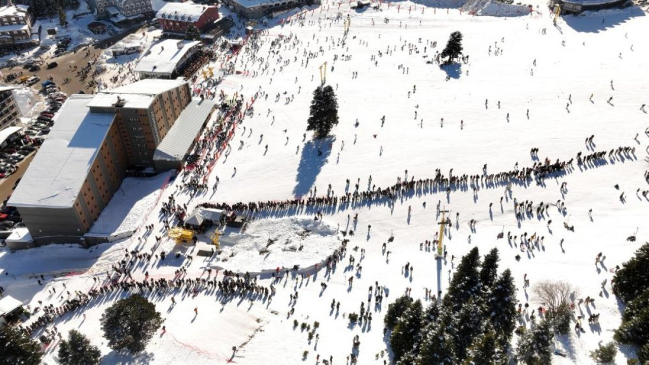 Uludağ'a yarıyıl tatili akını: Kayak pistleri tıklım tıklım
