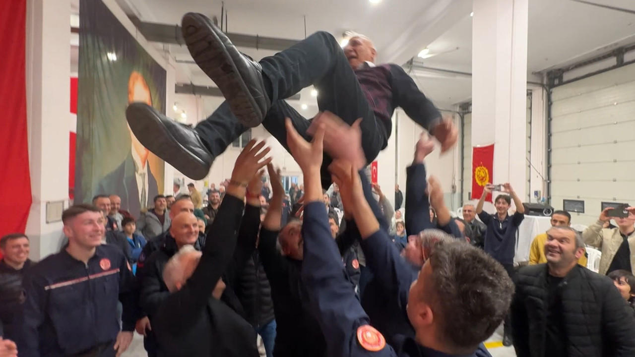 İstanbul itfaiyesinden emekli olanlara veda töreni düzenlendi! Böyle uğurlandılar