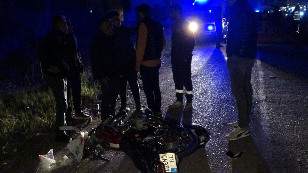 Kaza yapan motosikletli genci araç ezdi, feci ölümü herkes izledi