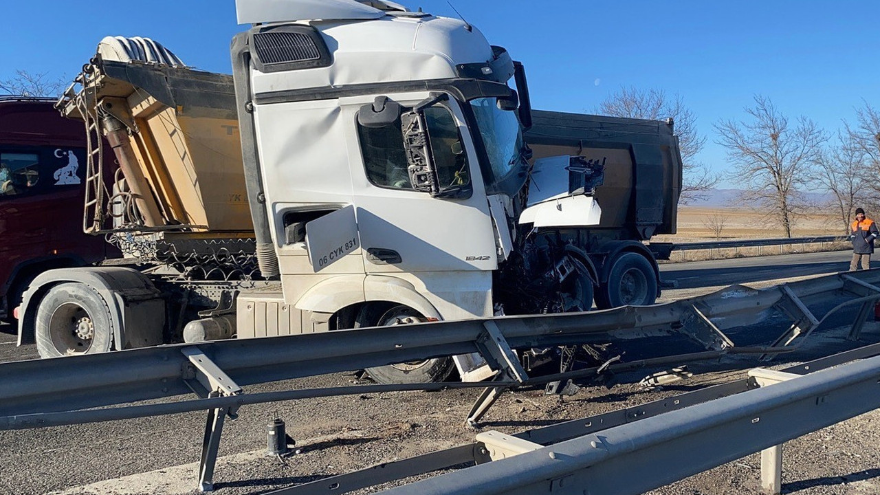 Konya'da iki TIR çarpıştı! Feci kazada 1 kişi yaralandı