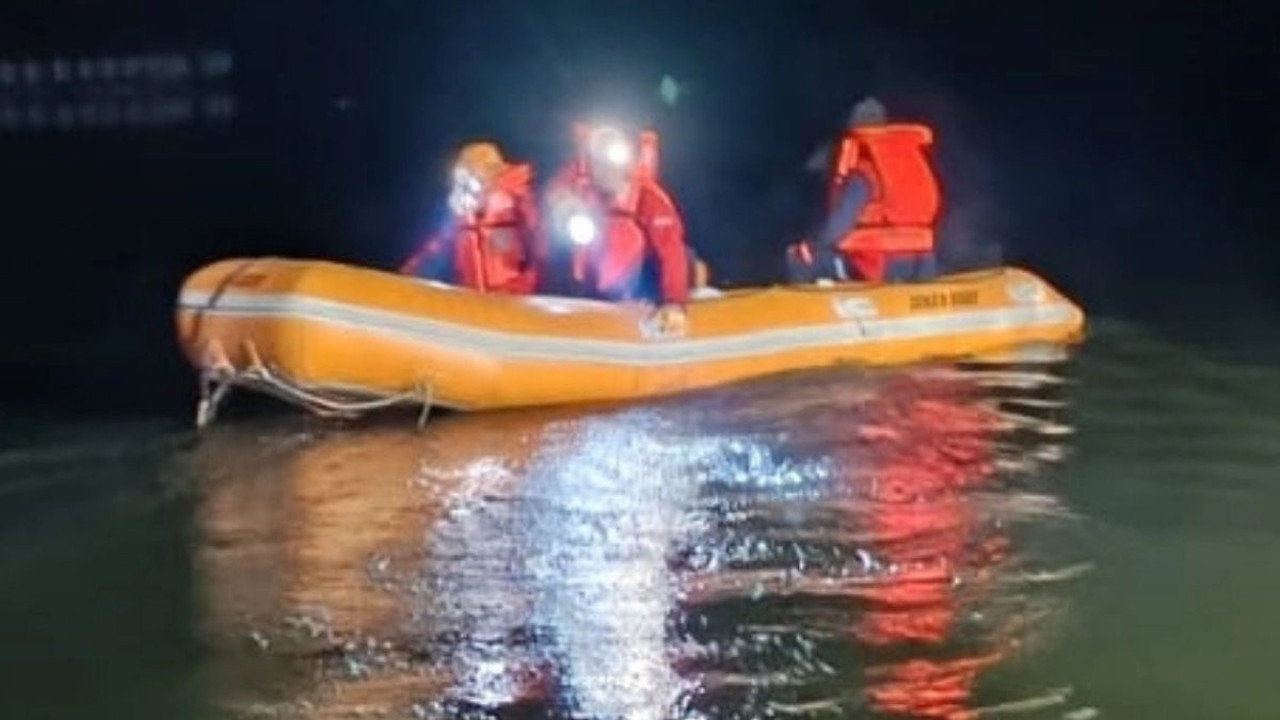 Arkadaşını kurtarmak için gölete atlayan kişi can verdi