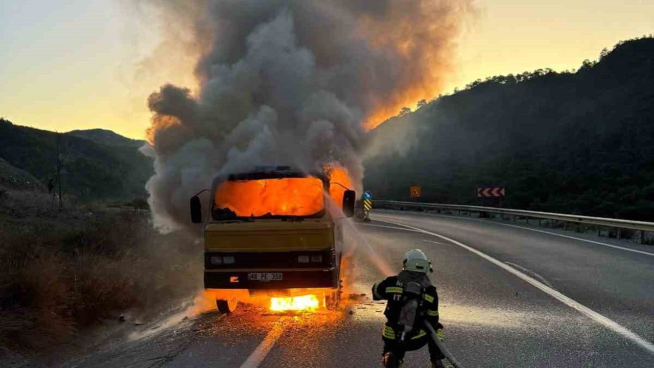 Korkutan yangın: Yakıt dolu tanker alev topuna döndü