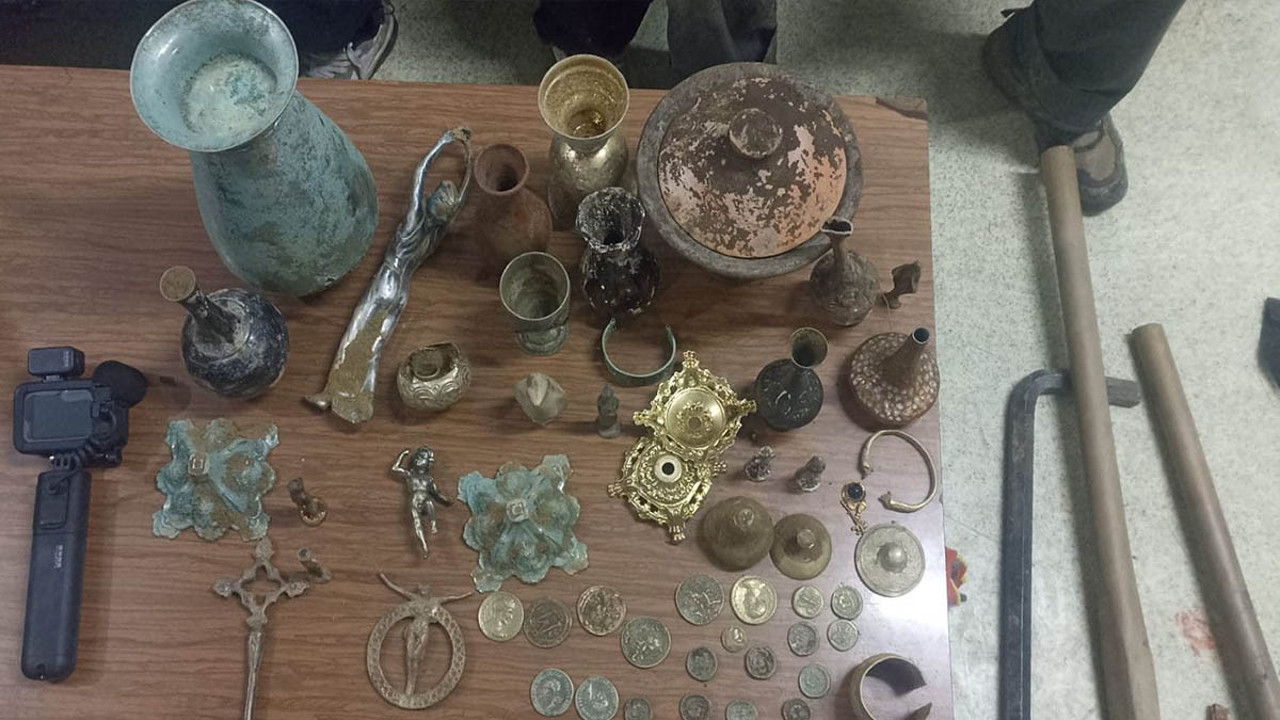 Bursa’da defineciler suçüstü yakalandı! 50 parça çeşitli eserler bulundu