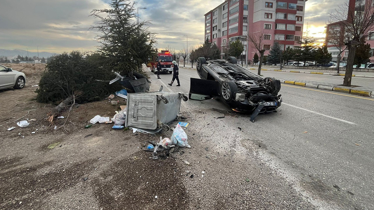 Lüks otomobil ağaca çarpıp ters döndü