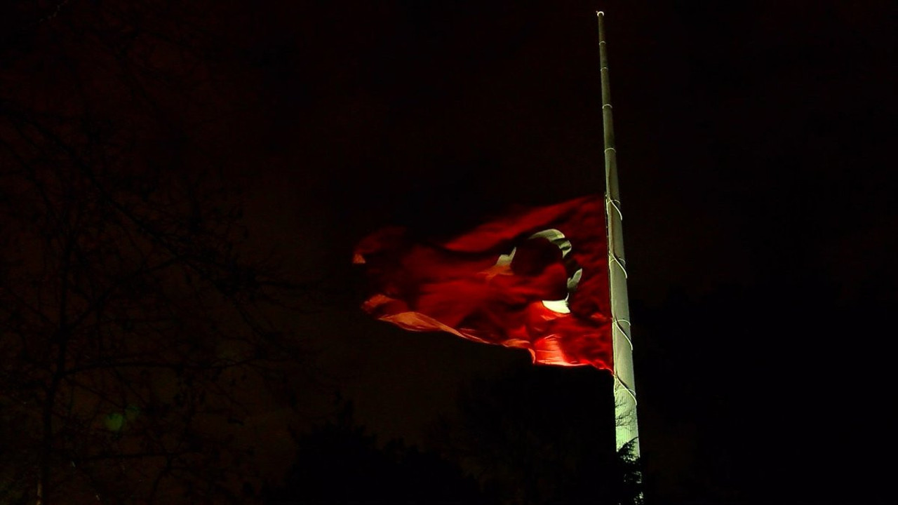 Milli yas nedeniyle bayraklar yarıya indirildi