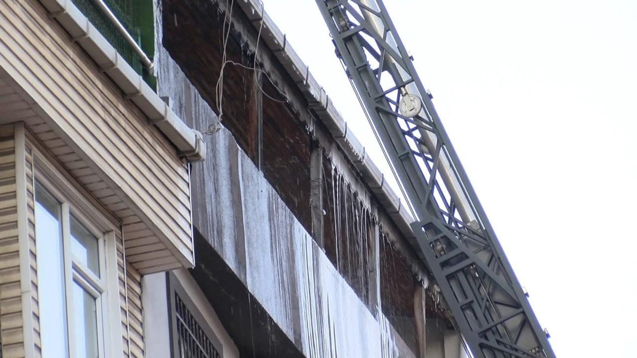 Gaziosmanpaşa’da 5 katlı binanın çatısı yandı