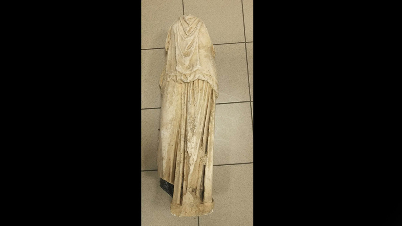 Çöp poşetinden 2 bin yıllık mermer kadın heykeli çıktı