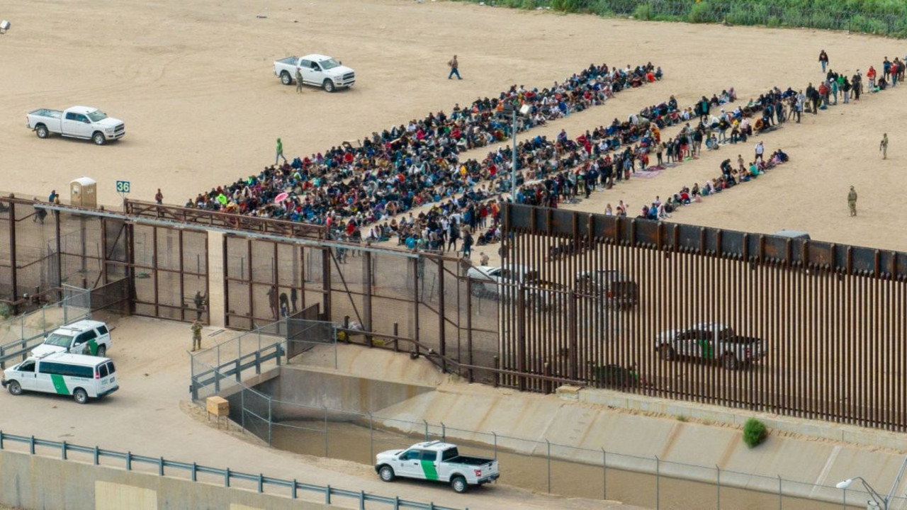 ABD, Meksika sınırında gerilim tırmanıyor: Göçmenler için kamplar kuruyor