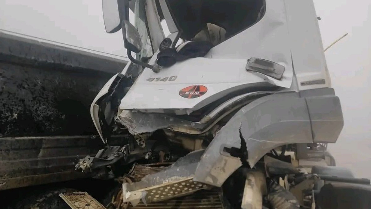 Hafriyat kamyonu ile beton mikseri birbirine girdi: 2 kişi yaralandı