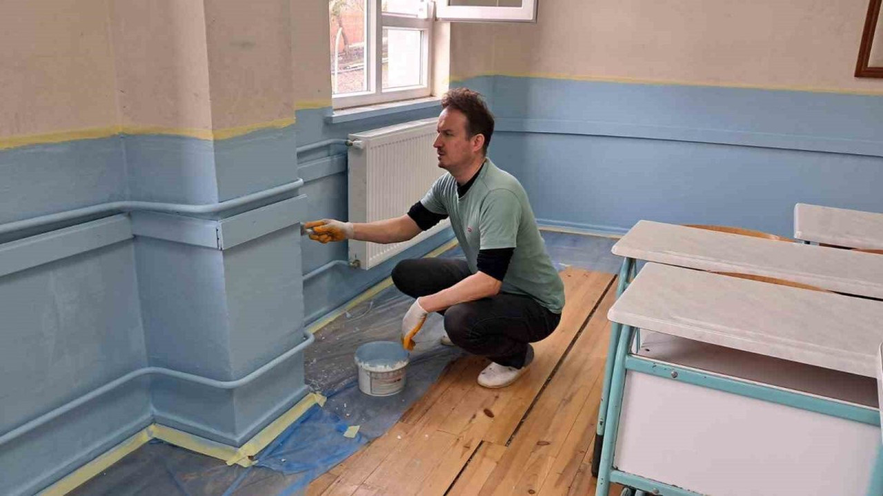 İznik’te okul müdürü ve yardımcısı öğrencilere örnek oldu: Ara tatilde okulu boyadılar