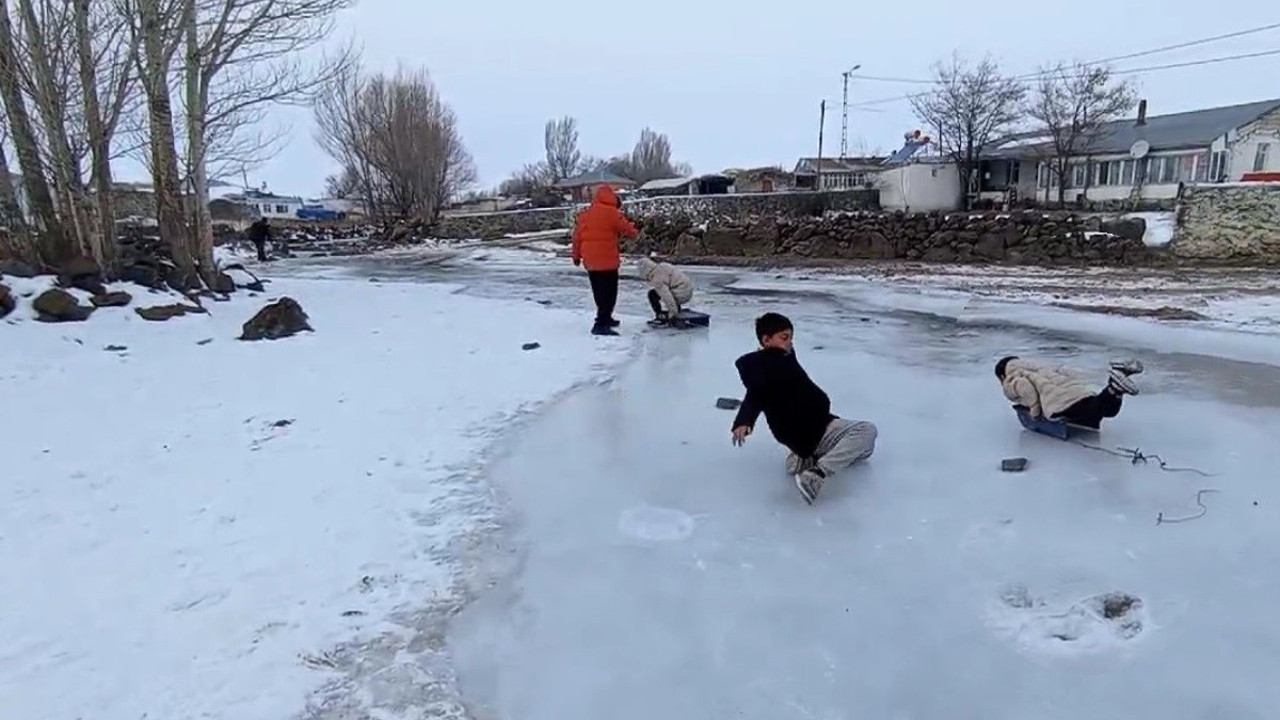 Buz tutan derede kayak keyfi!