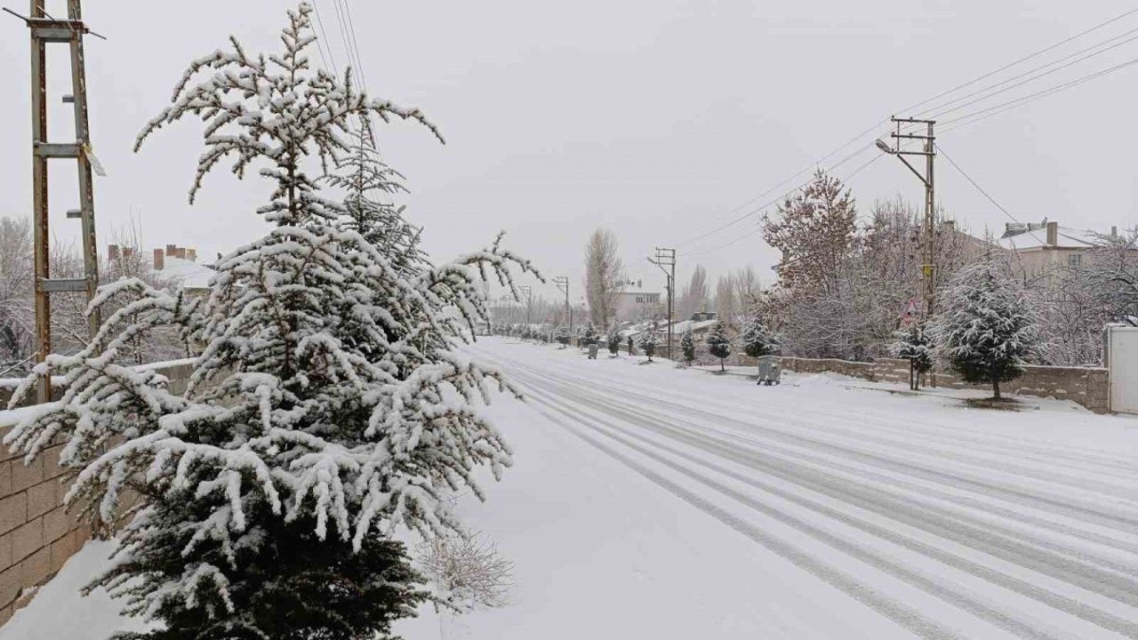 Muradiye’de kar yağışı: Sabah dondurucu soğuklar