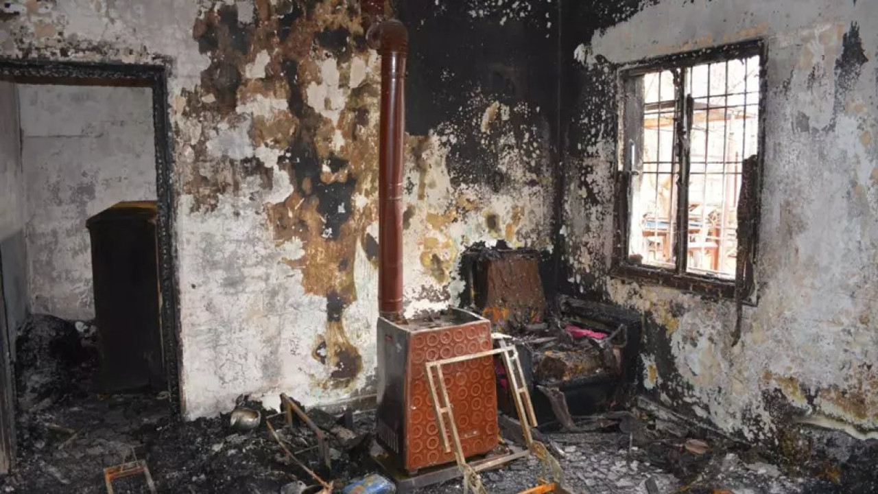 Sobadan tutaşan ev küle döndü