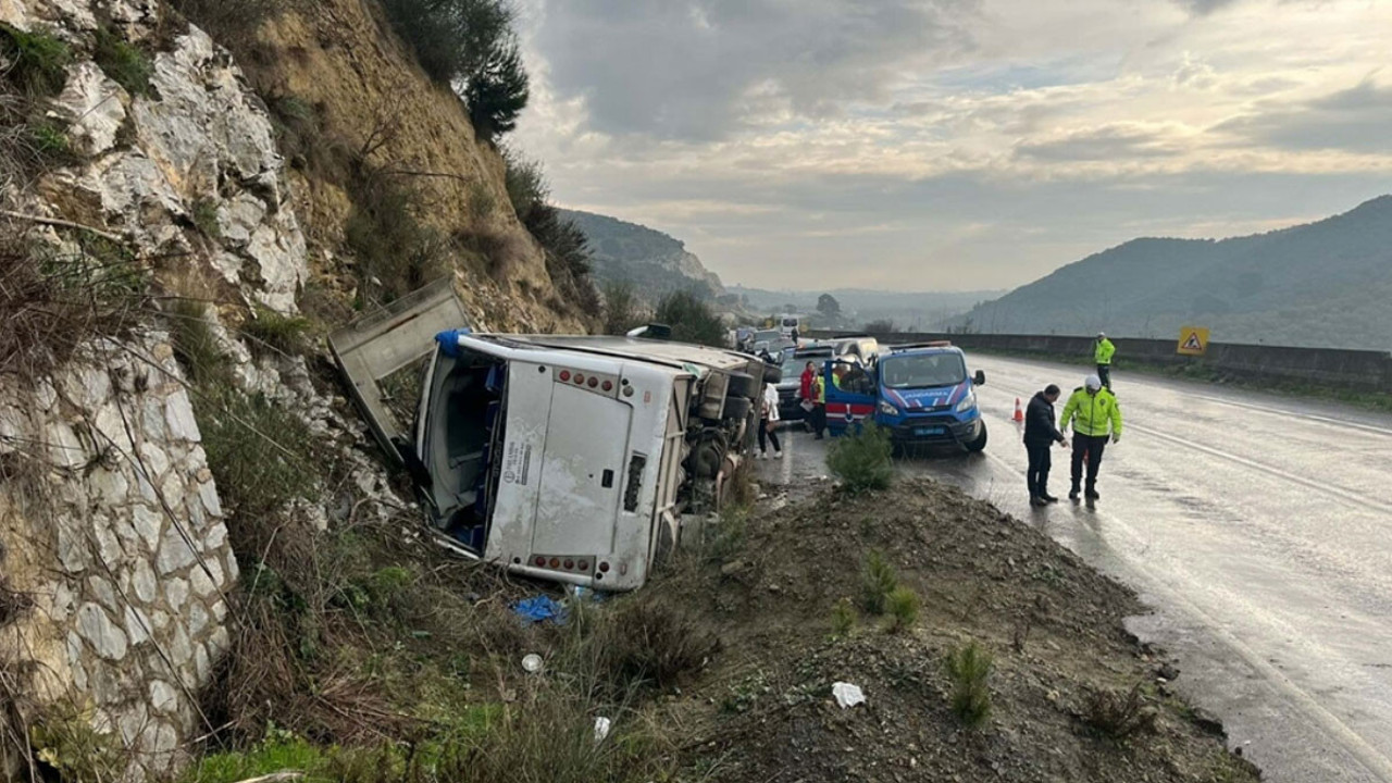 Festivale gidenleri taşıyan tur midibüsü devrildi; 23 yaralı