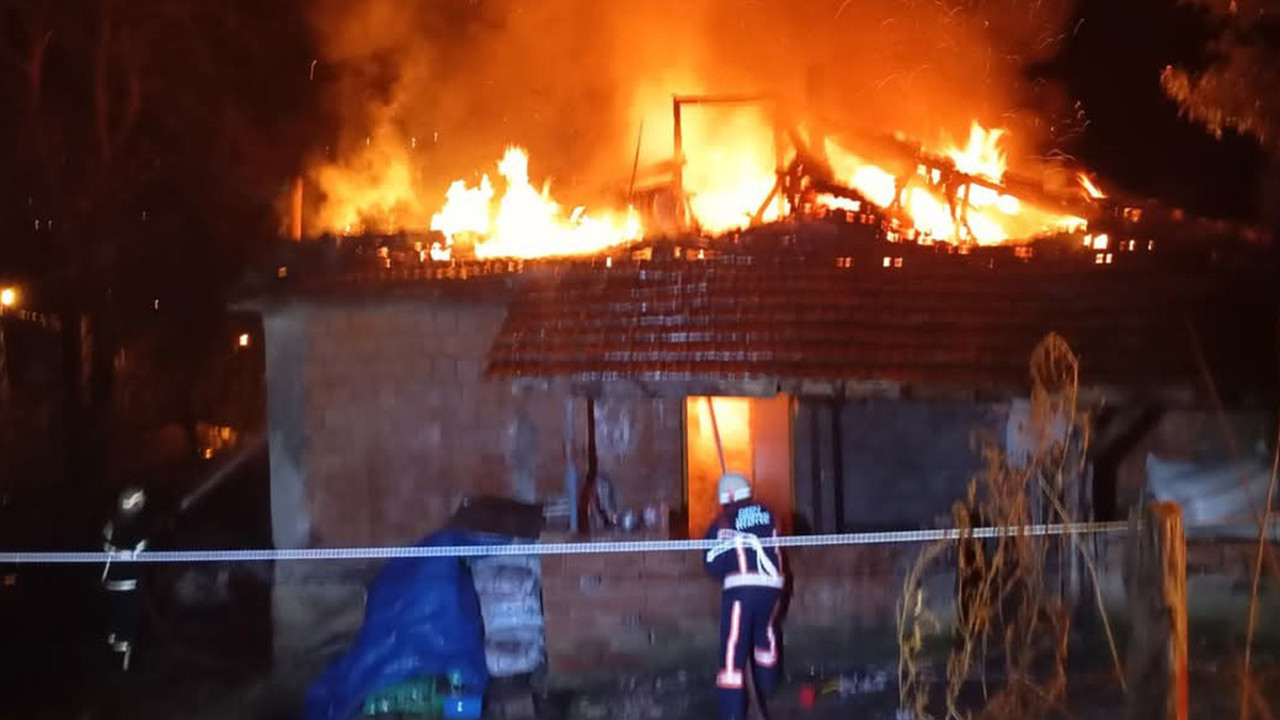 Alevler geceyi aydınlattı: Tek katlı ev kullanılamaz hale geldi