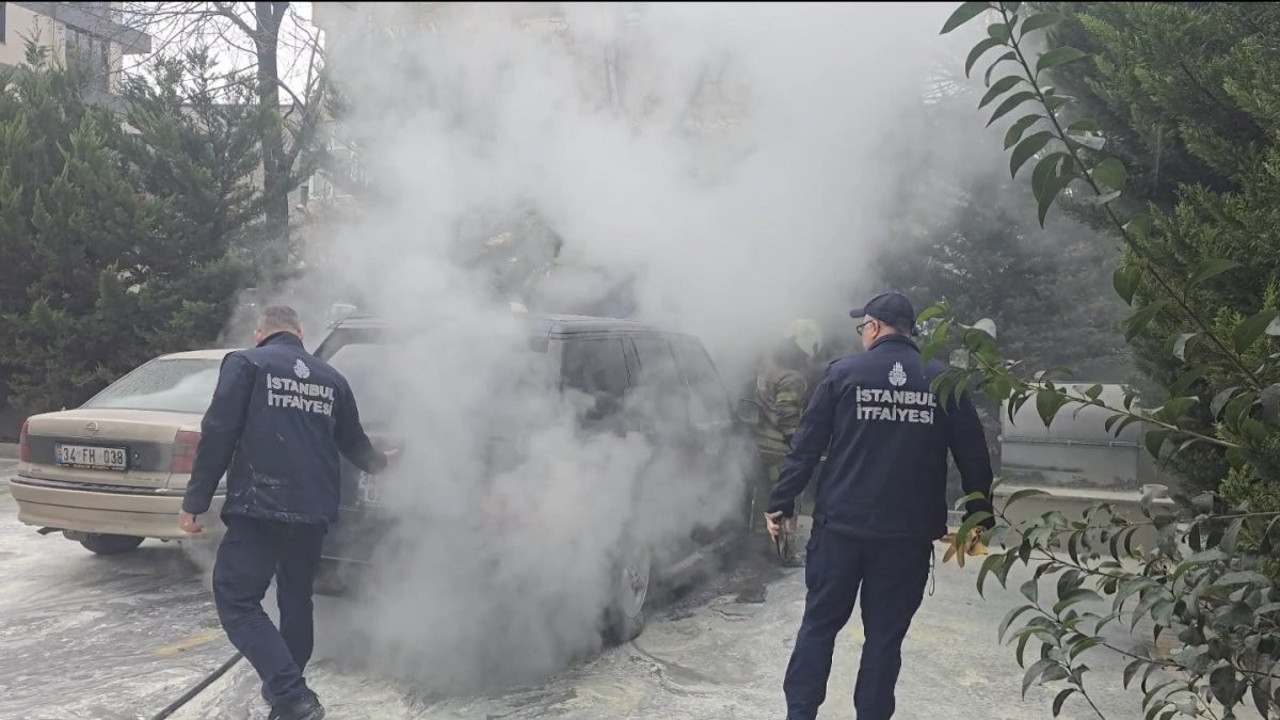 Kadıköy'de park halindeki cip cayır cayır yandı