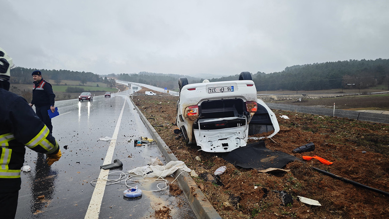 Otomobil takla atarak refüje çıktı
