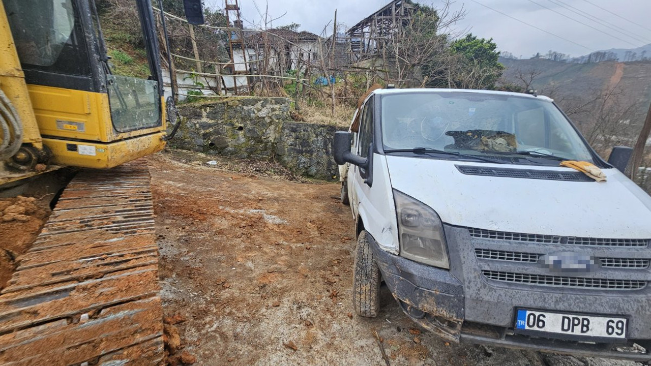 Artvin’de ekskavatör kamyonete çarptı