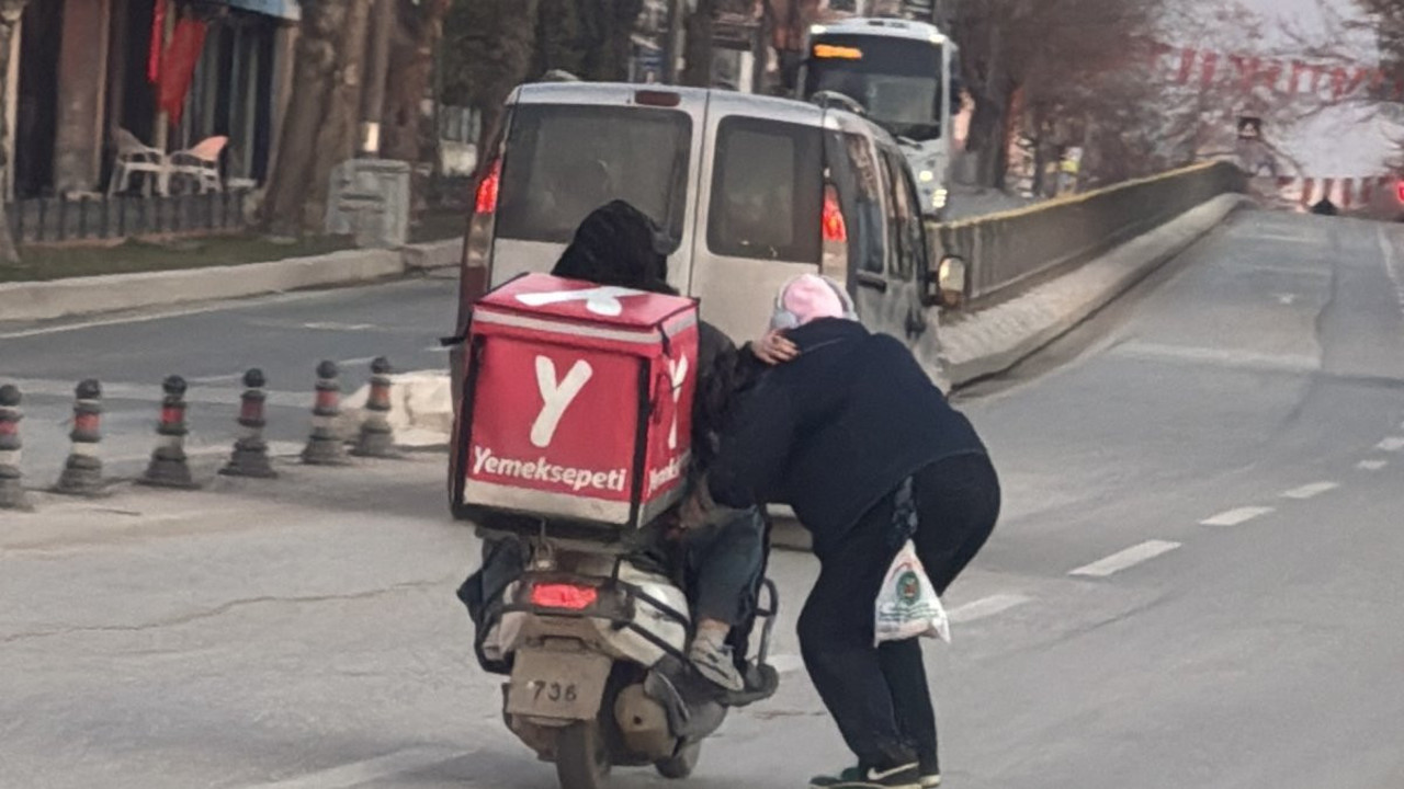 Ölümle dans etti! Kaykayla tehlikeli yolculuk…