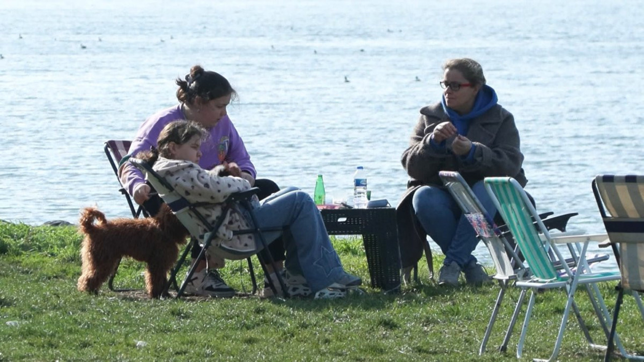İstanbullular parklara ve meydanlara akın etti