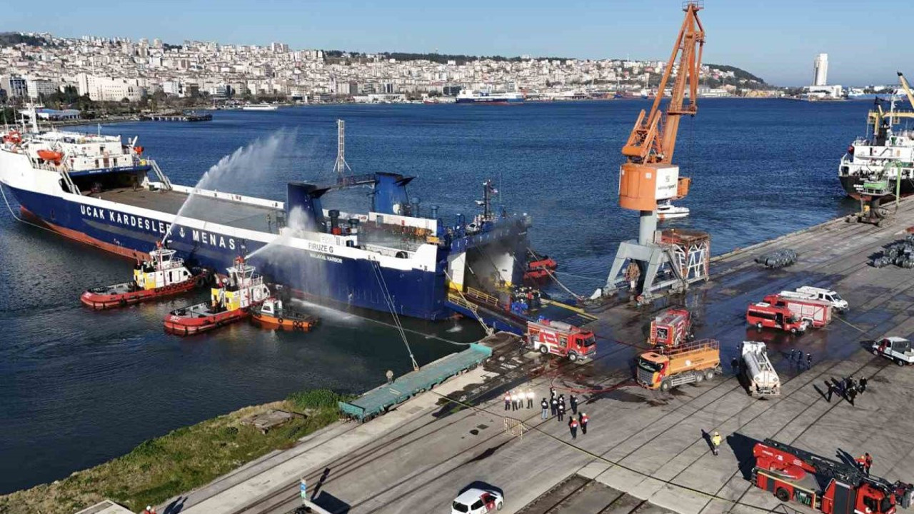 Kuru yük gemisi alev aldı