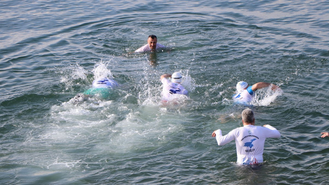 Buz gibi suda kulaç attılar