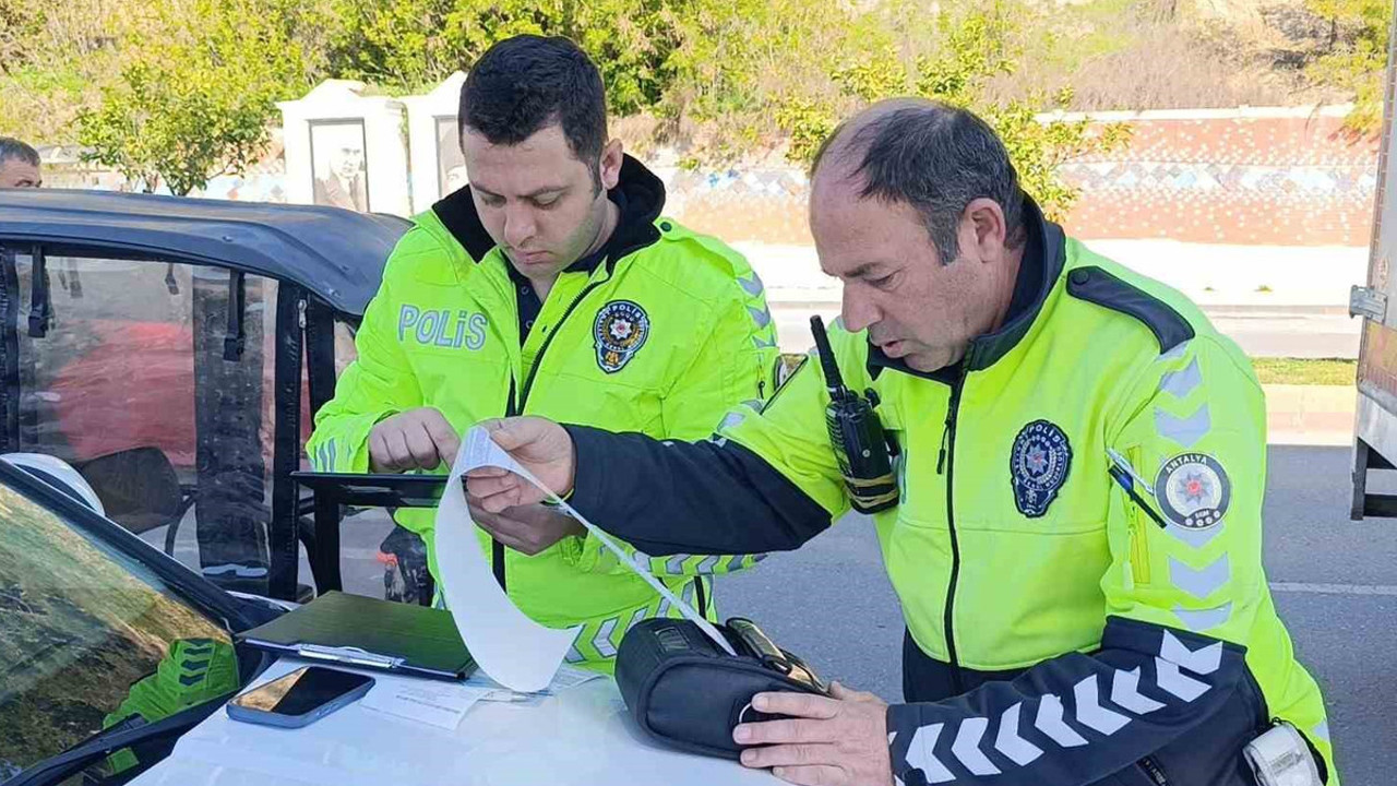 Kırmızı ışık ihlali yaptı! Trafik polislerine ceza yazmamaları için dil döktü
