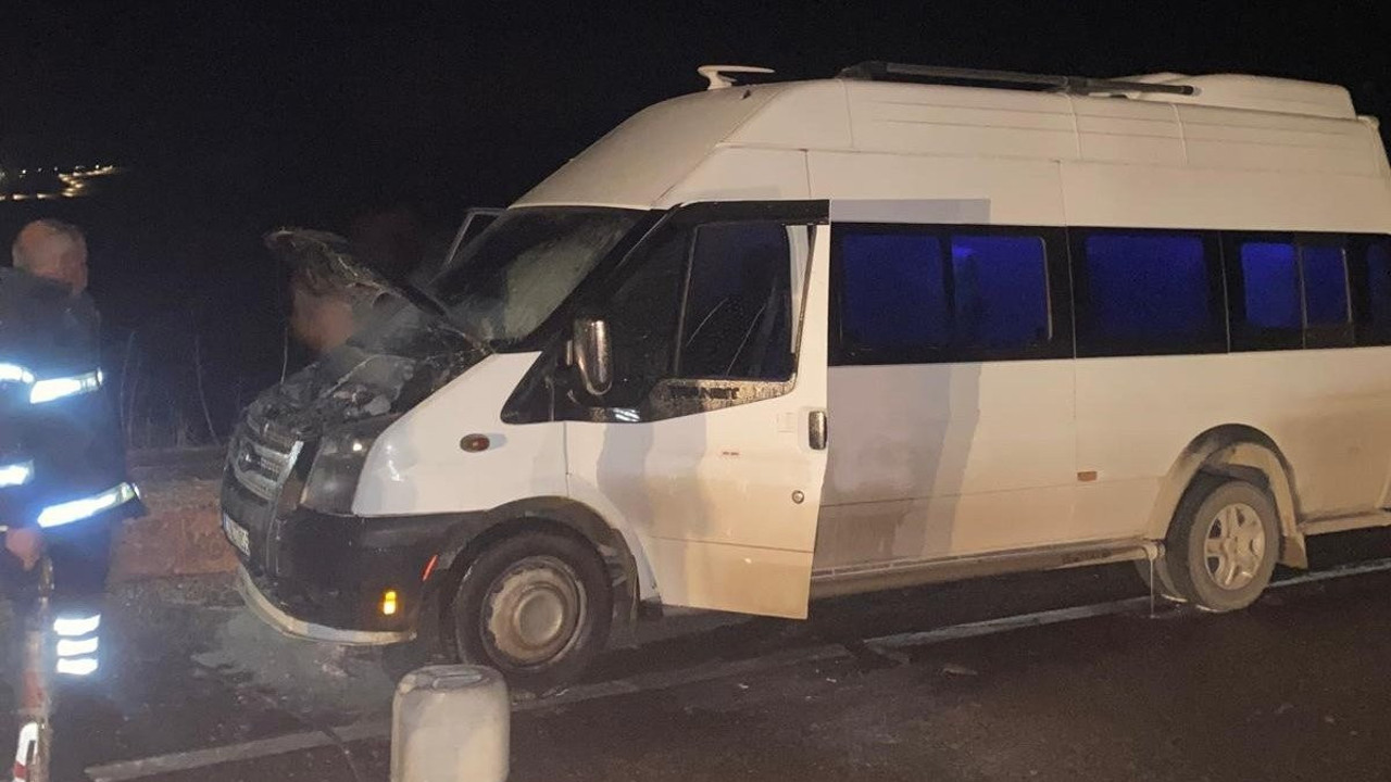 Minibüs alevlere teslim oldu