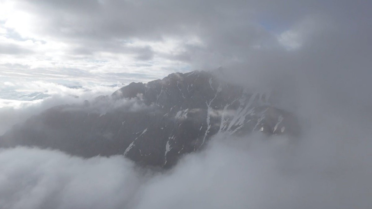 Sis bulutuyla kaplanan dağlardan görsel şölen